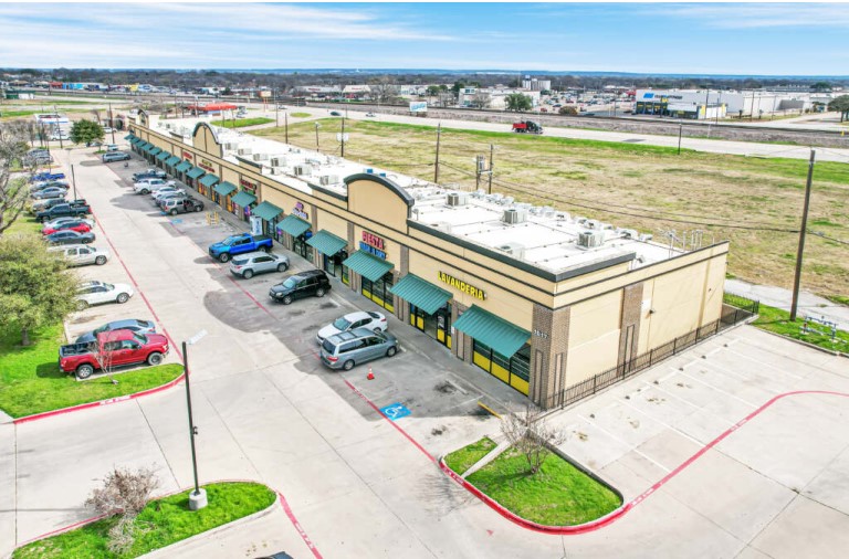 VP Shopping retail center VP Shopping retail center in Grand Prairie, TX with 7 units and convenient parking